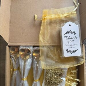Elegant Gold Party Favor Set